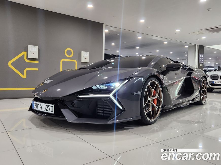 Lamborghini Revuelto