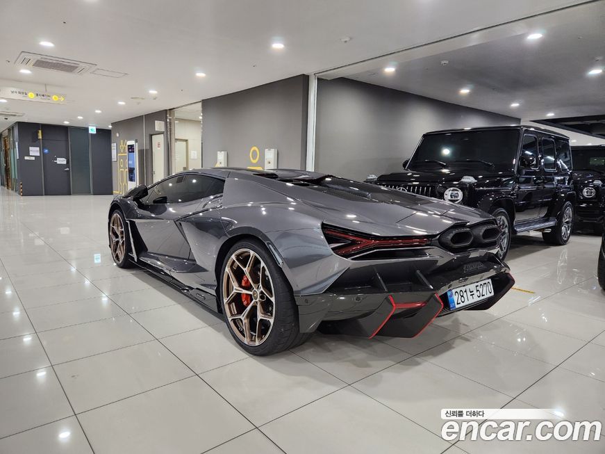 Lamborghini Revuelto