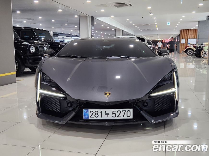 Lamborghini Revuelto