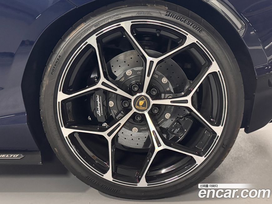 Lamborghini Revuelto