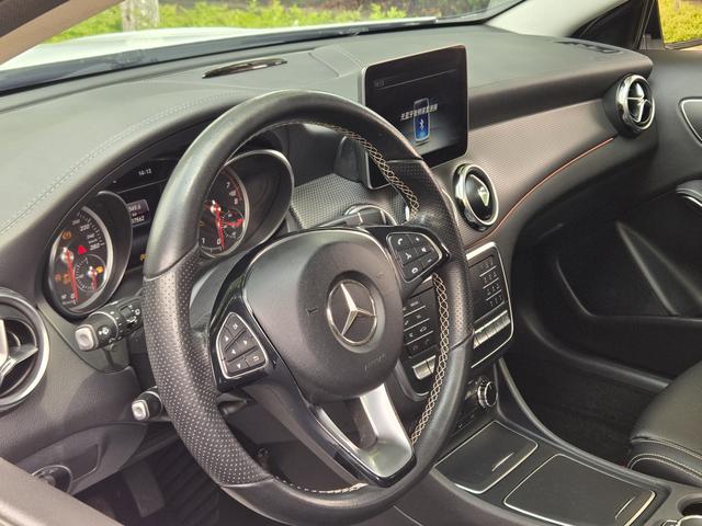 Mercedes-Benz Mercedes-Benz GLA