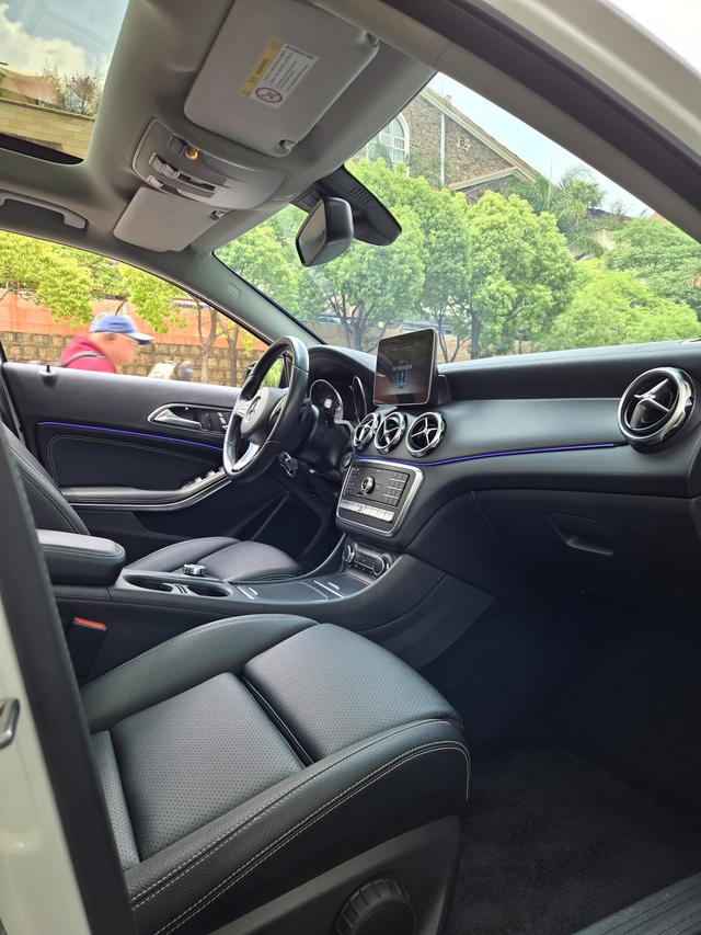 Mercedes-Benz Mercedes-Benz GLA