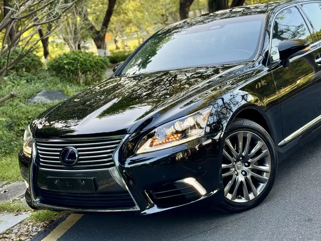 Lexus LS