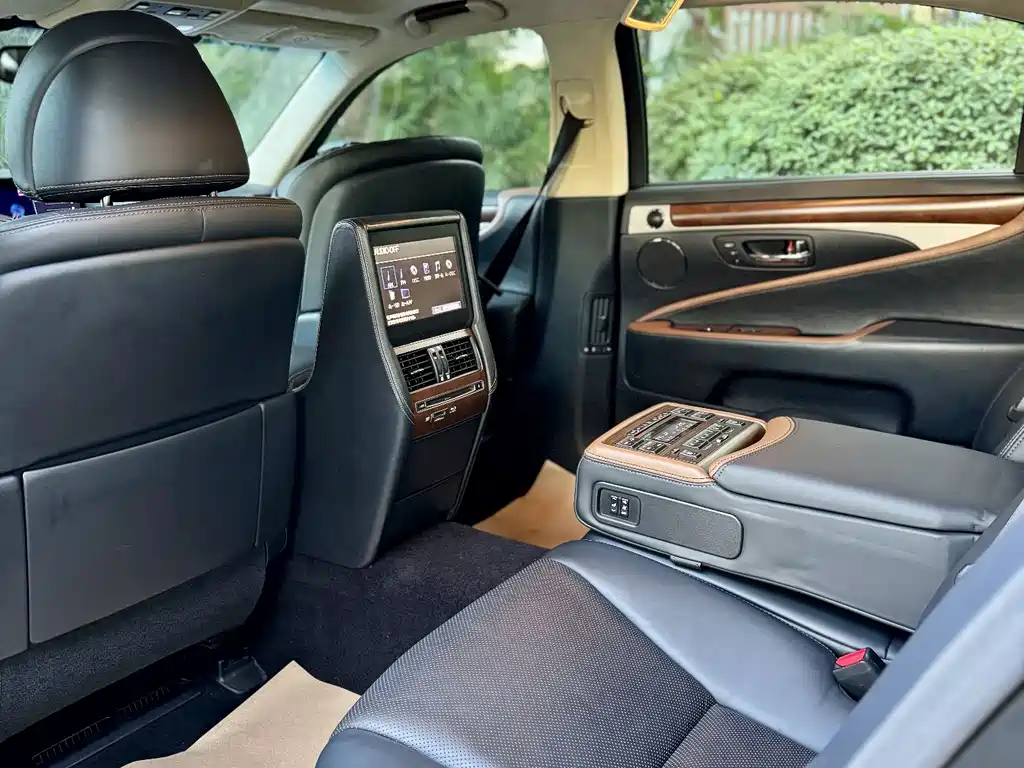 Lexus LS