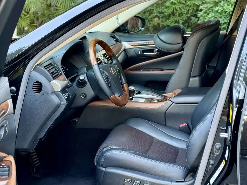 Lexus LS
