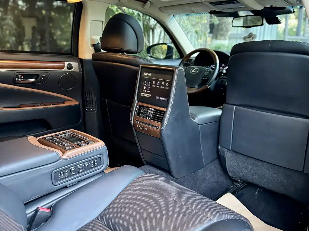 Lexus LS