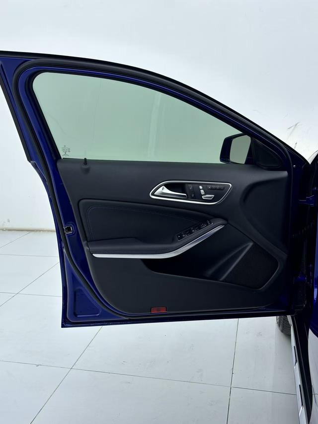 Mercedes-Benz Mercedes-Benz GLA
