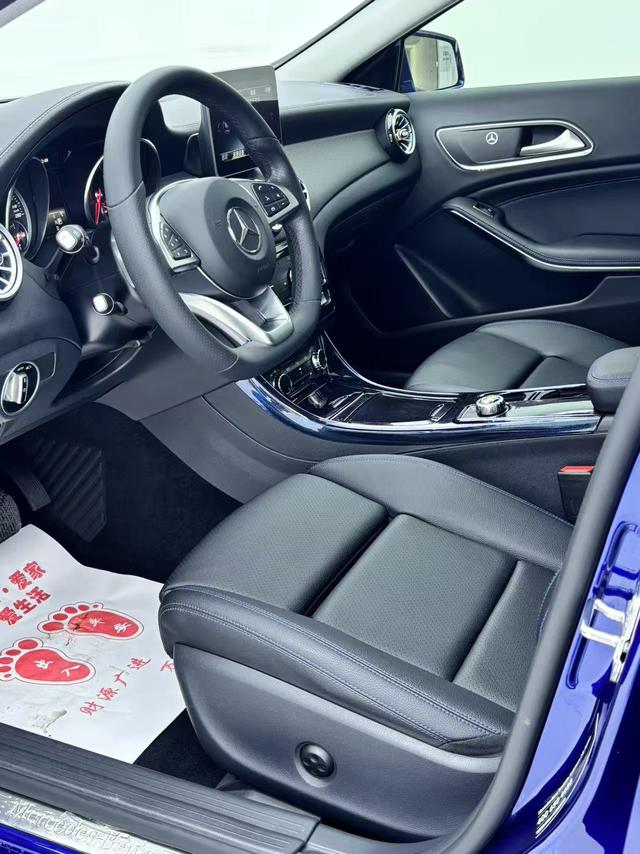 Mercedes-Benz Mercedes-Benz GLA