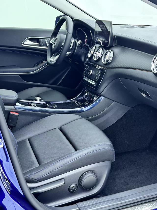 Mercedes-Benz Mercedes-Benz GLA