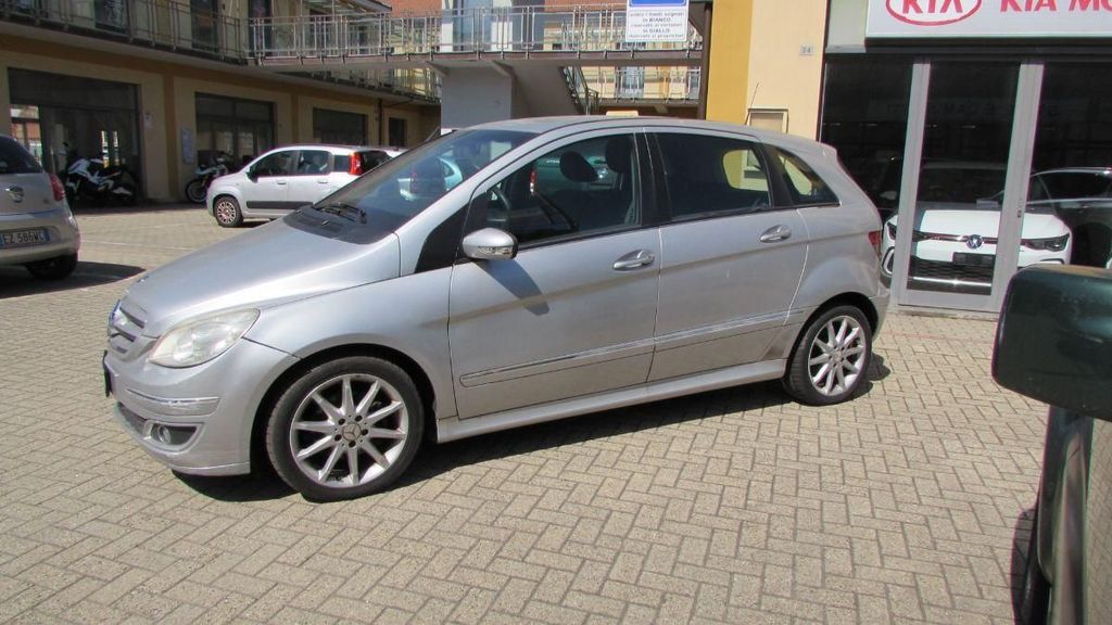 Mercedes-Benz B 180