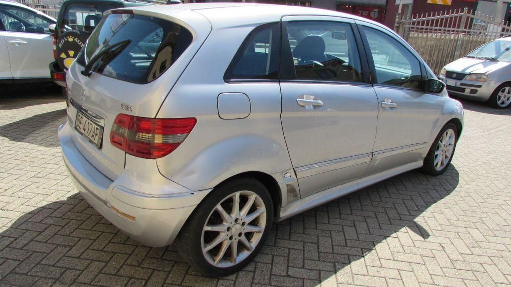 Mercedes-Benz B 180
