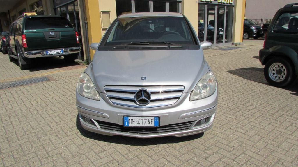 Mercedes-Benz B 180