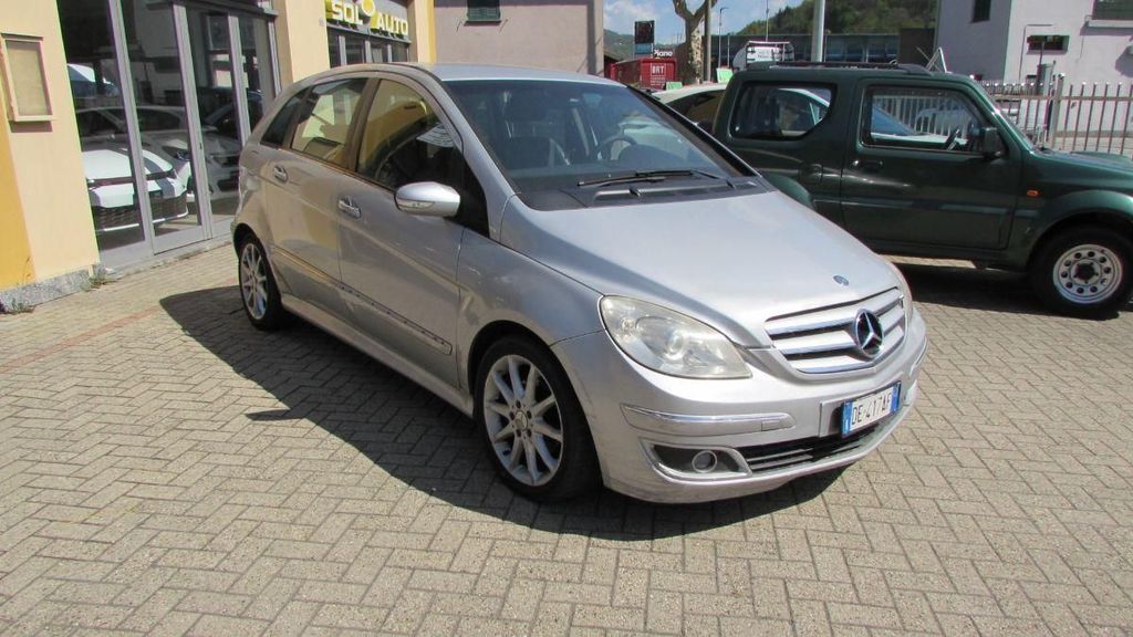 Mercedes-Benz B 180