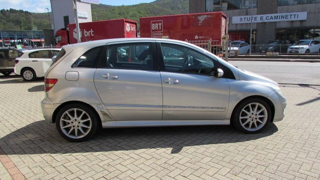 Mercedes-Benz B 180