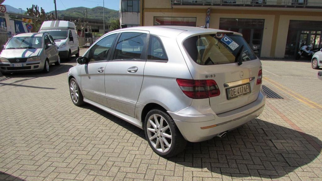 Mercedes-Benz B 180