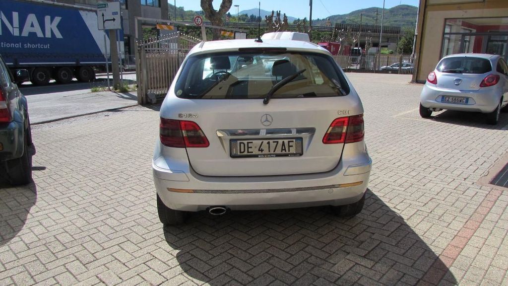 Mercedes-Benz B 180