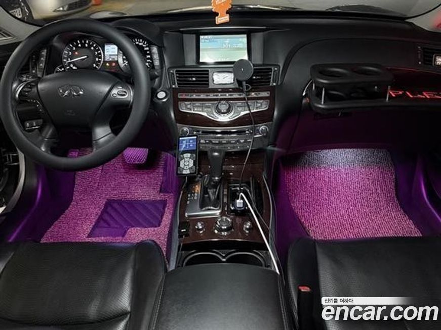 Infiniti M