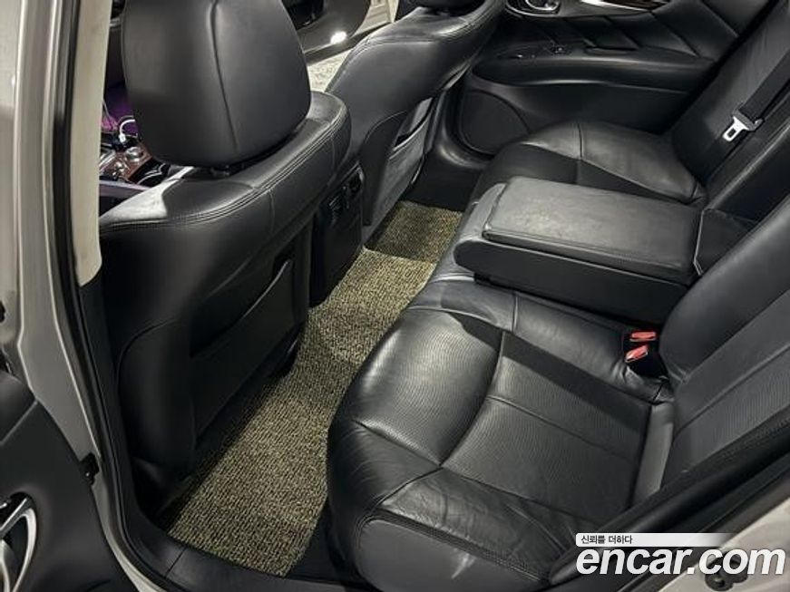 Infiniti M