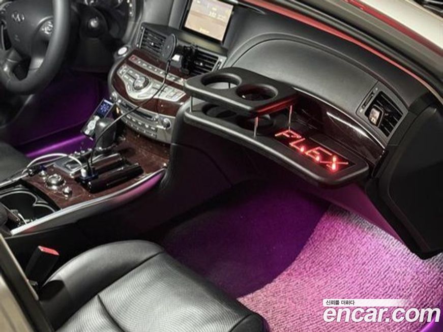 Infiniti M
