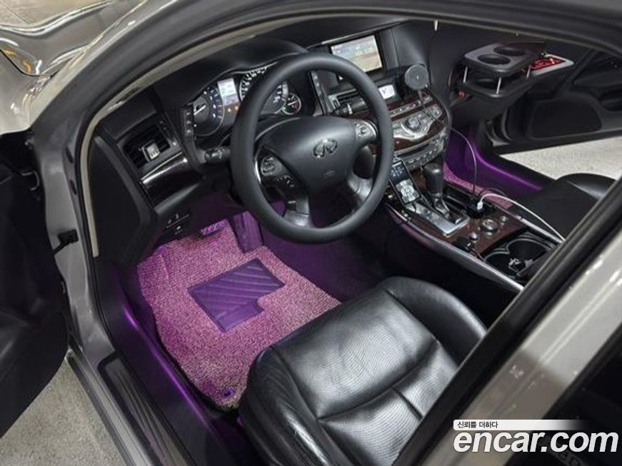Infiniti M