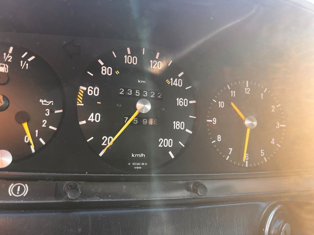 Mercedes-Benz 230