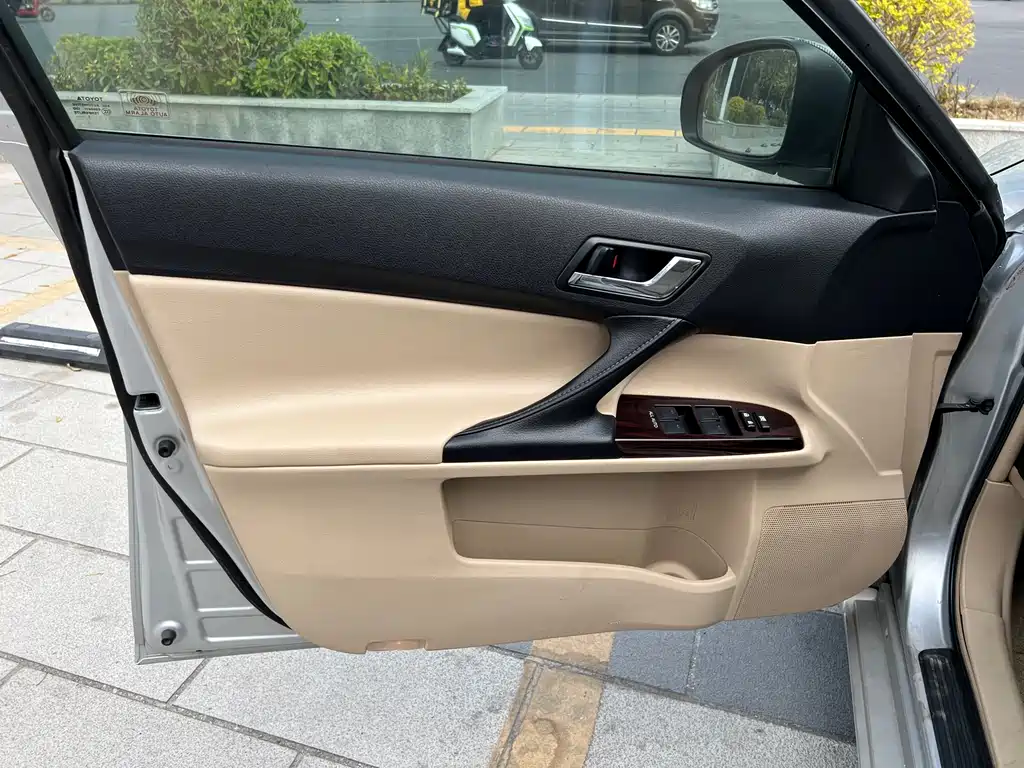 Toyota Reiz