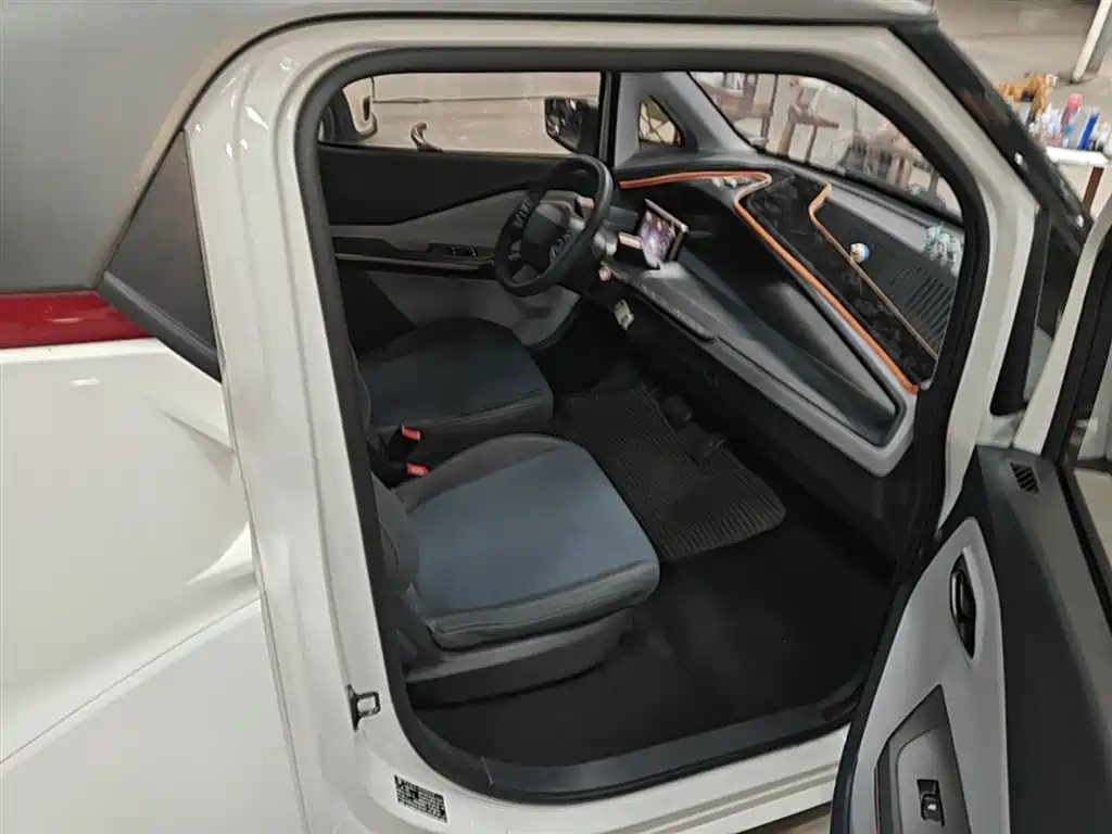 Baojun E200