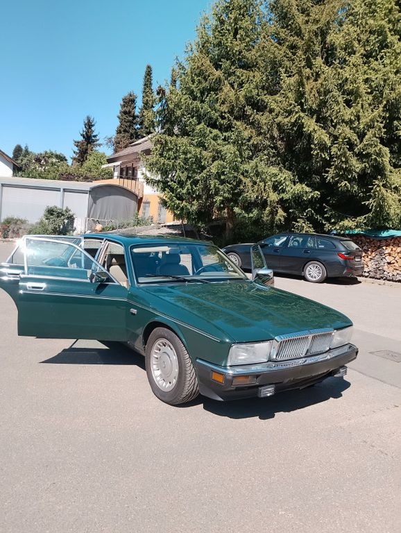Jaguar XJ40