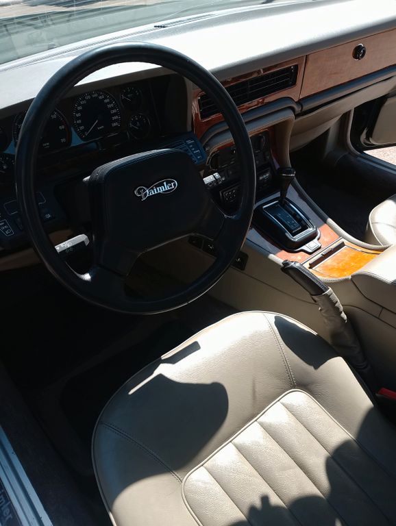 Jaguar XJ40