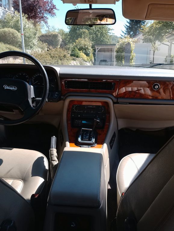 Jaguar XJ40