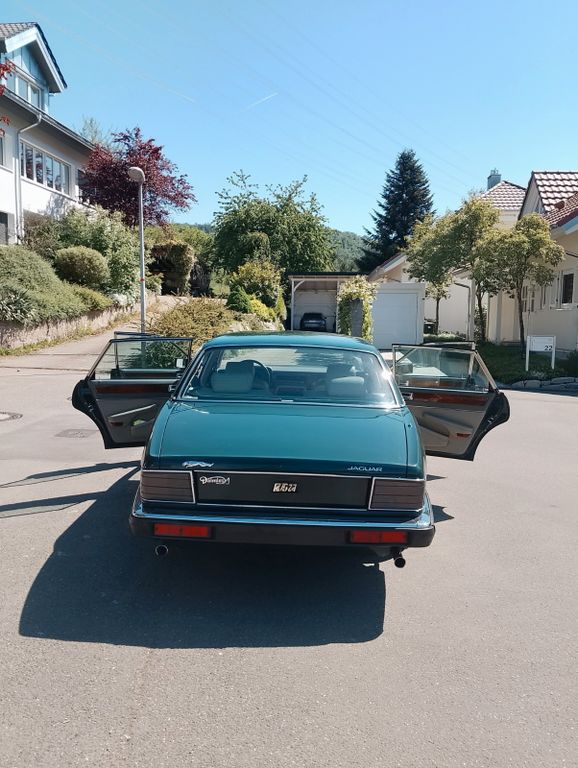 Jaguar XJ40