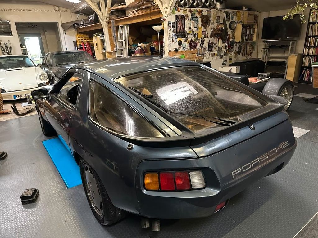Porsche 928