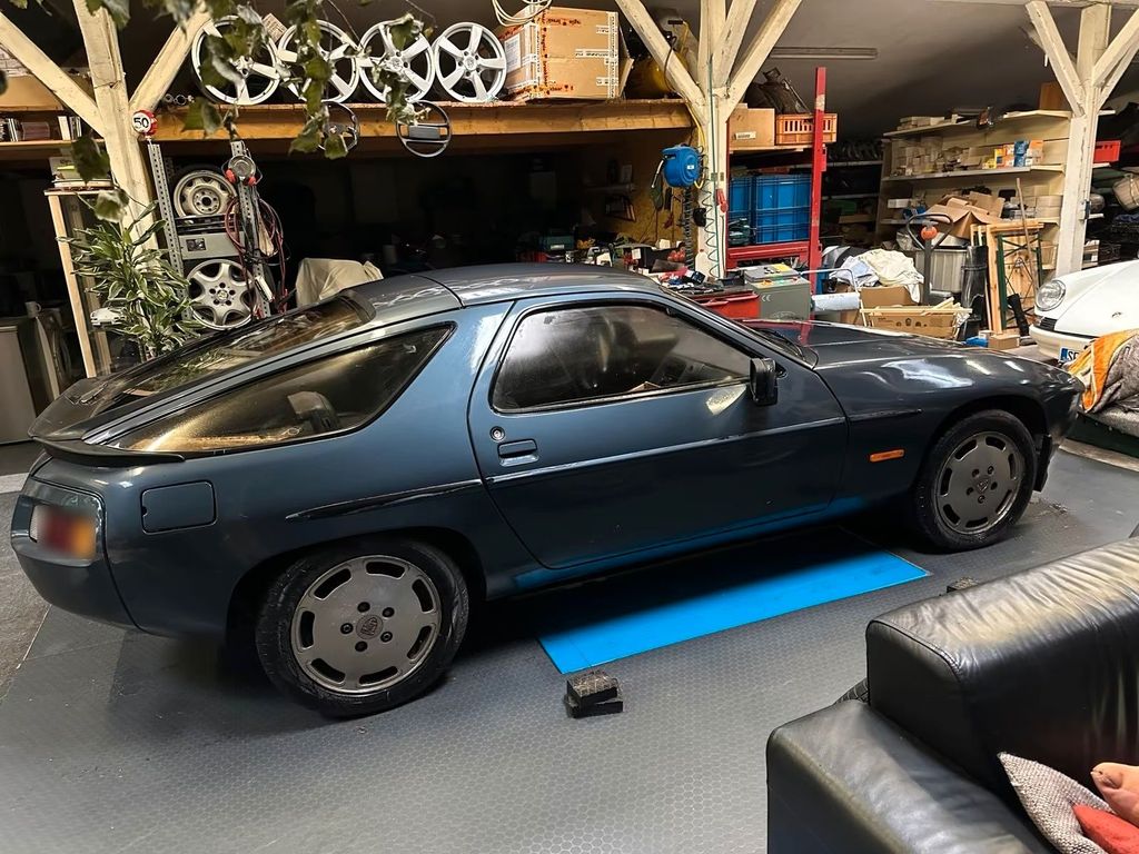 Porsche 928