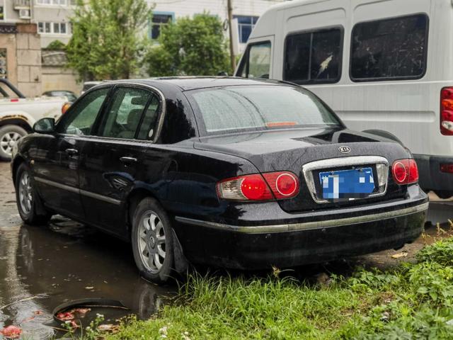 Kia Opirus