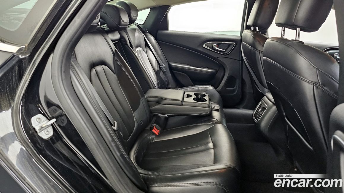 Chrysler 200