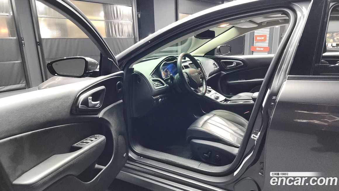 Chrysler 200