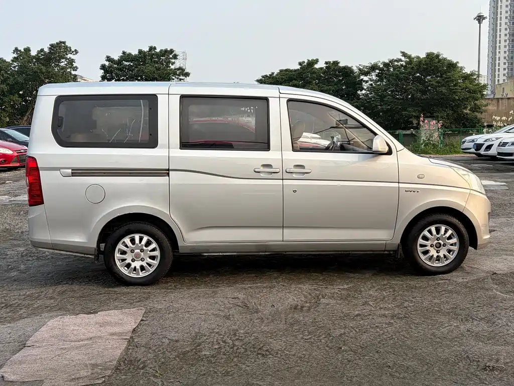 Wuling Rongguang V