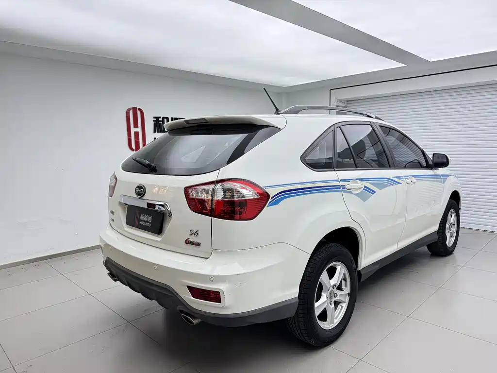 BYD S6