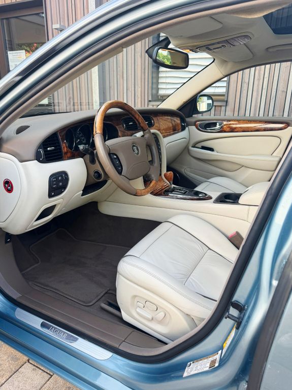 Jaguar XJ8