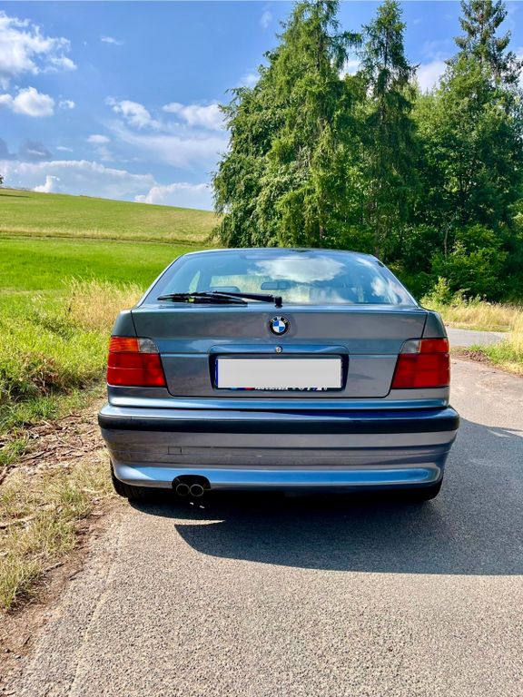 BMW 323