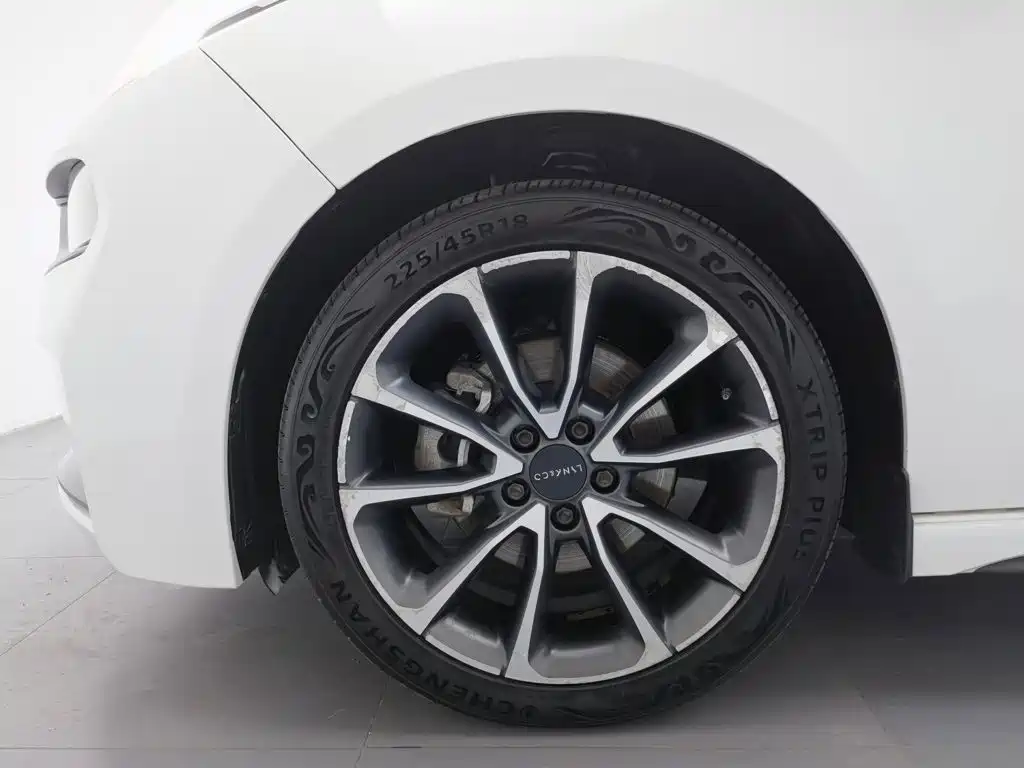 Lynk & Co 03