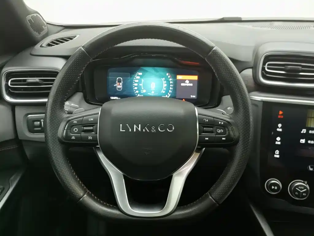 Lynk & Co 03