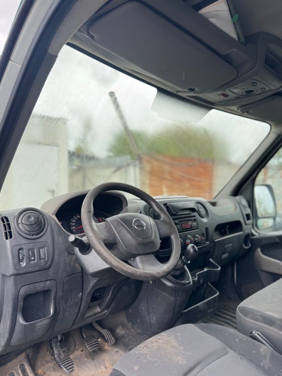 Nissan NV400