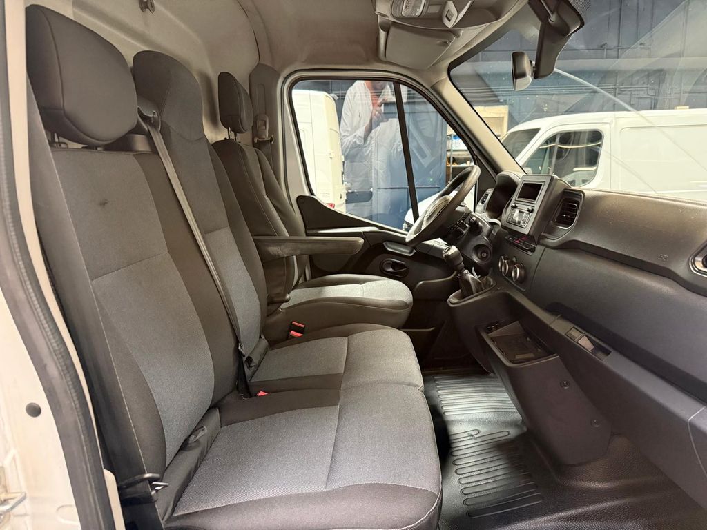 Nissan NV400