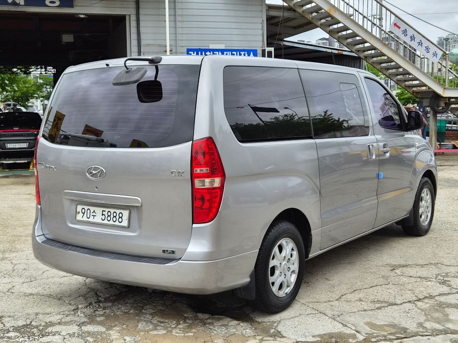 Hyundai Starex
