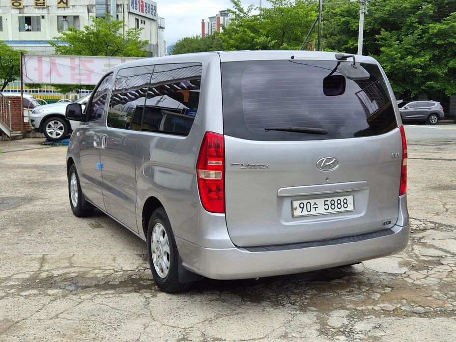 Hyundai Starex