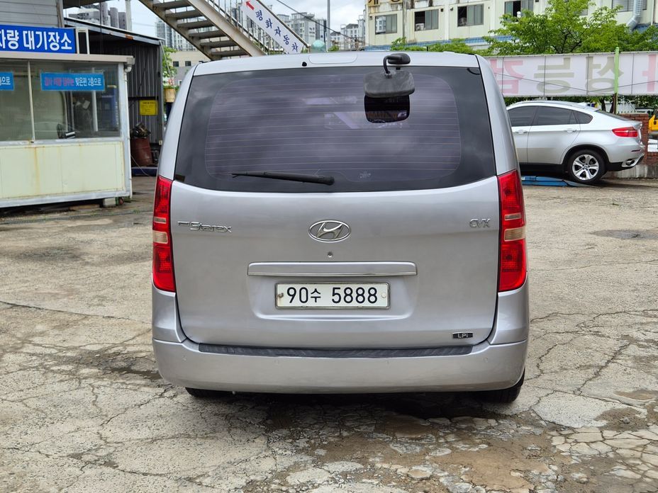 Hyundai Starex