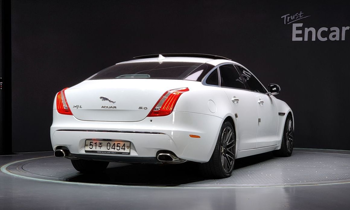 Jaguar XJ