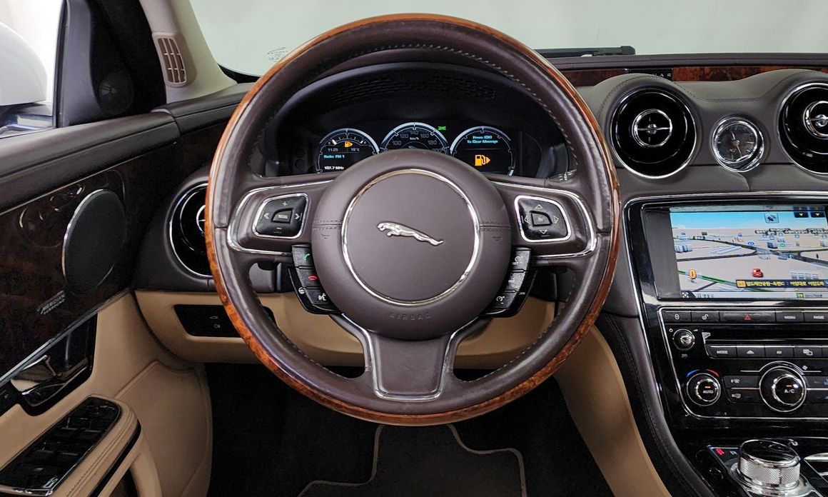 Jaguar XJ