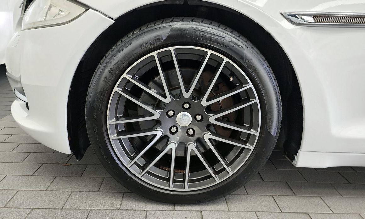 Jaguar XJ